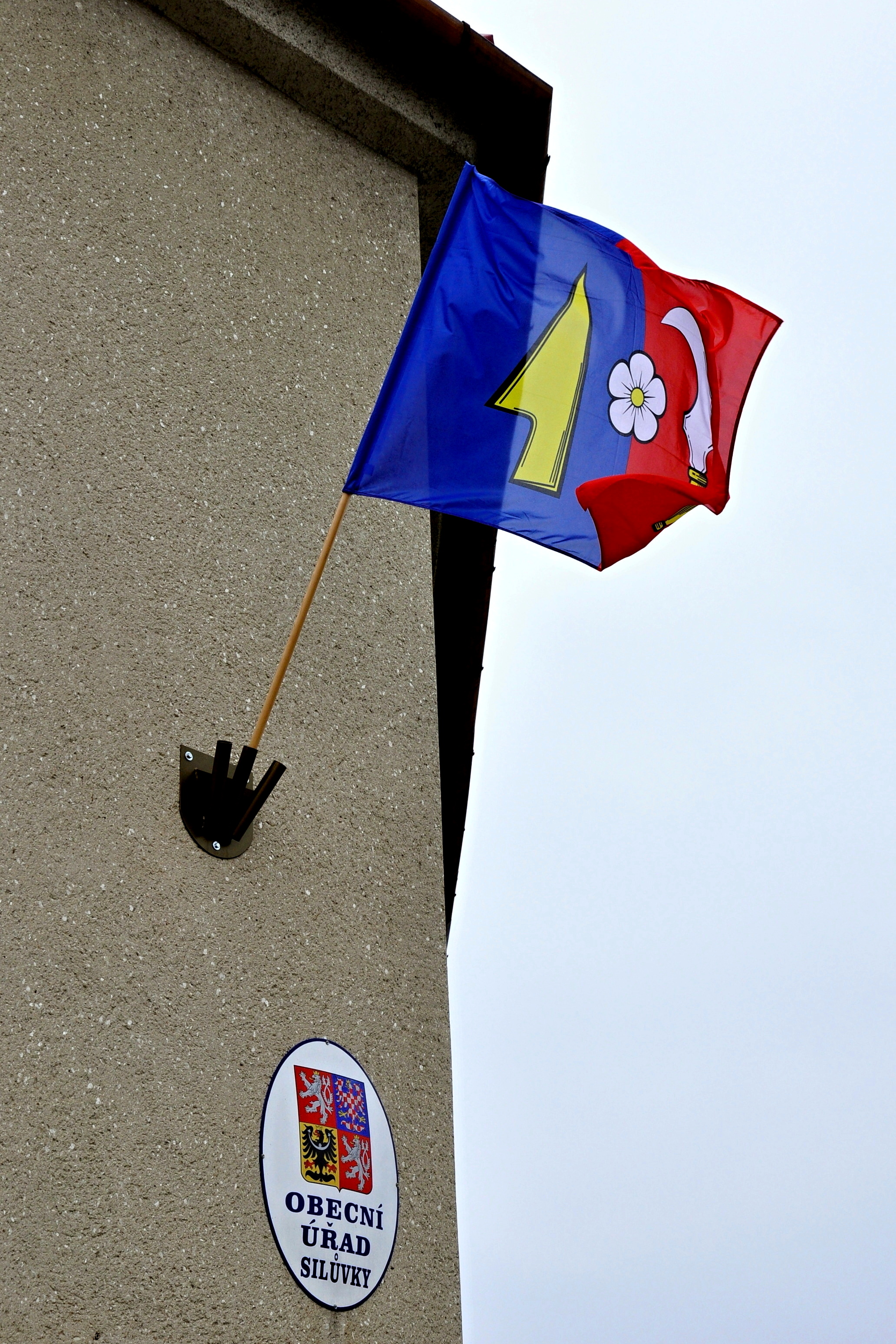 Nová vlajka na budově obecního úřadu Nová vlajka na budově obecního úřadu
