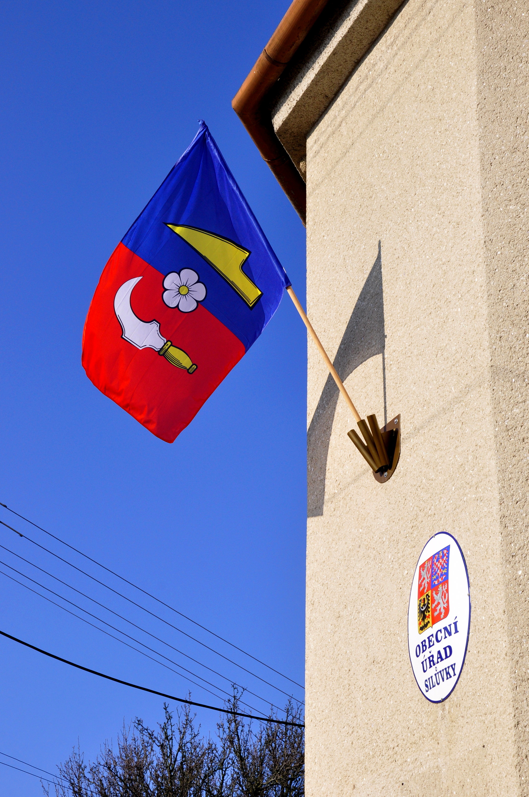 Nová vlajka na budově obecního úřadu Nová vlajka na budově obecního úřadu