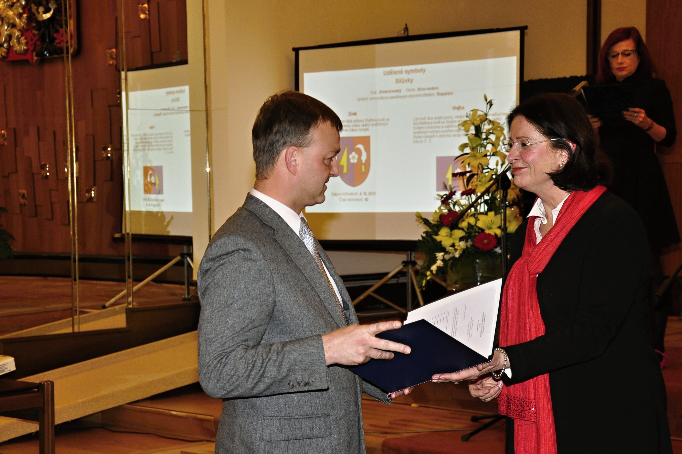 Předávání dekretu starostovi Předávání dekretu starostovi